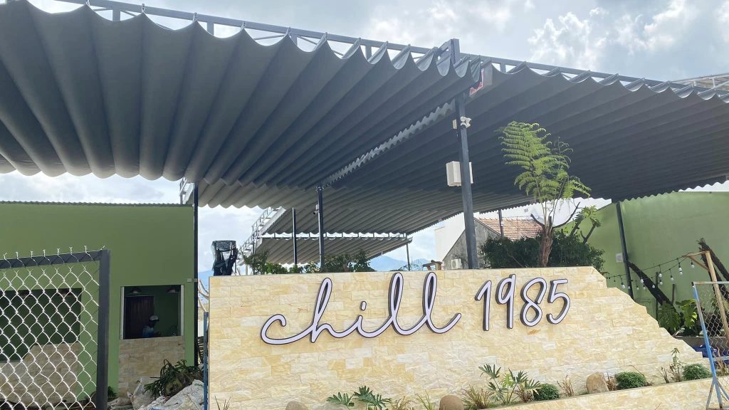 Bạt xếp lượn sóng che quán cafe