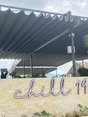 Bạt xếp lượn sóng che quán cafe