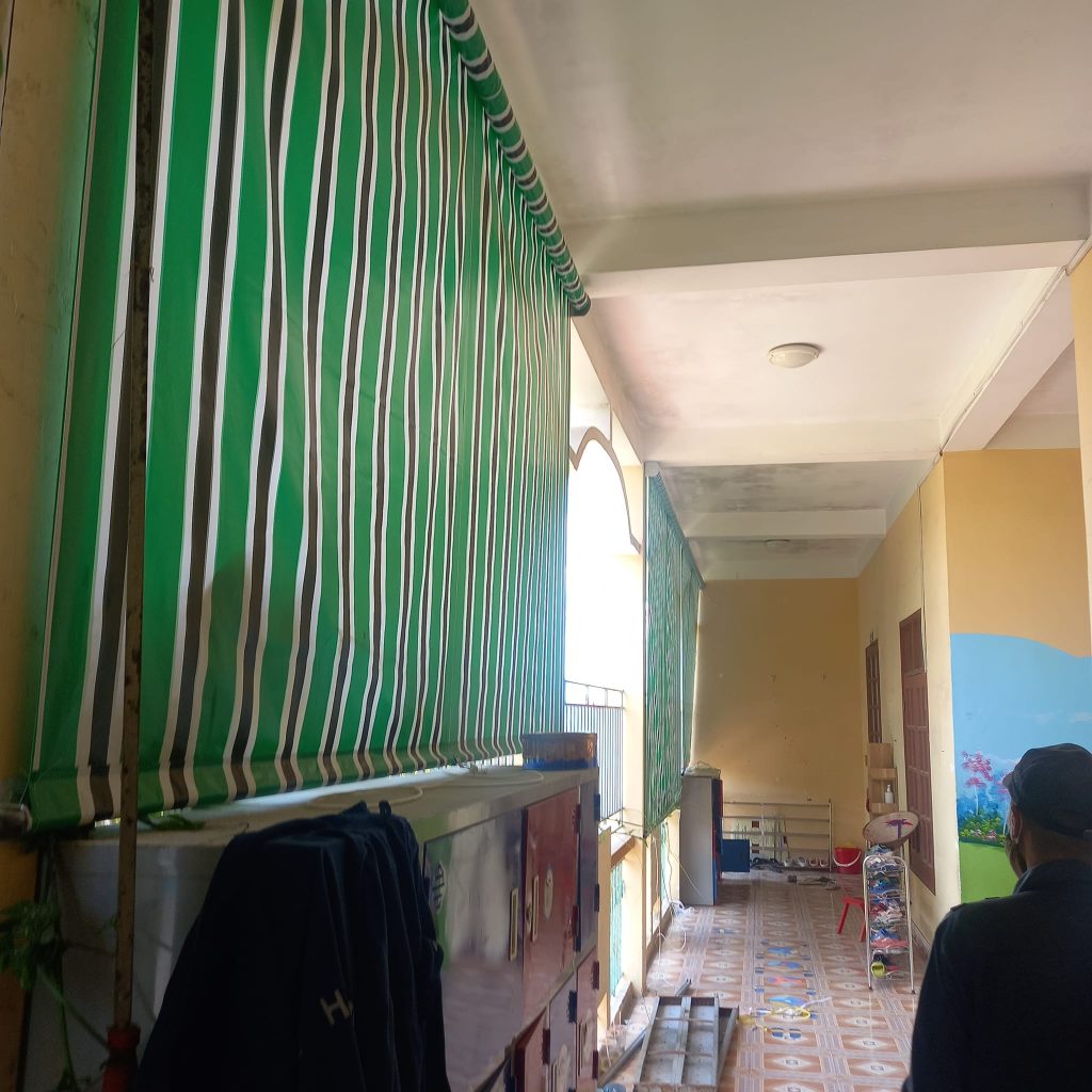 Bạt che nắng mưa tự cuốn