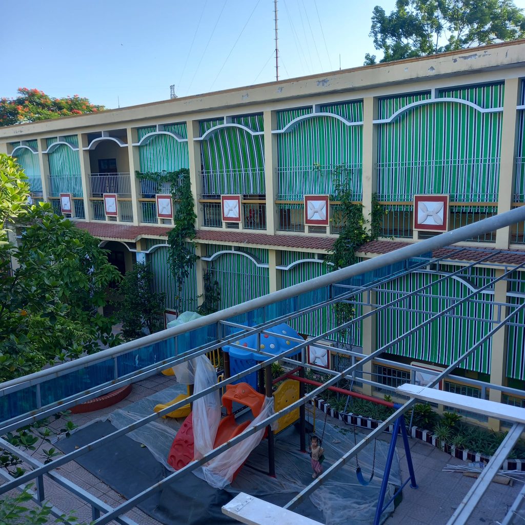 Bạt che nắng tực uốn ban công trường học