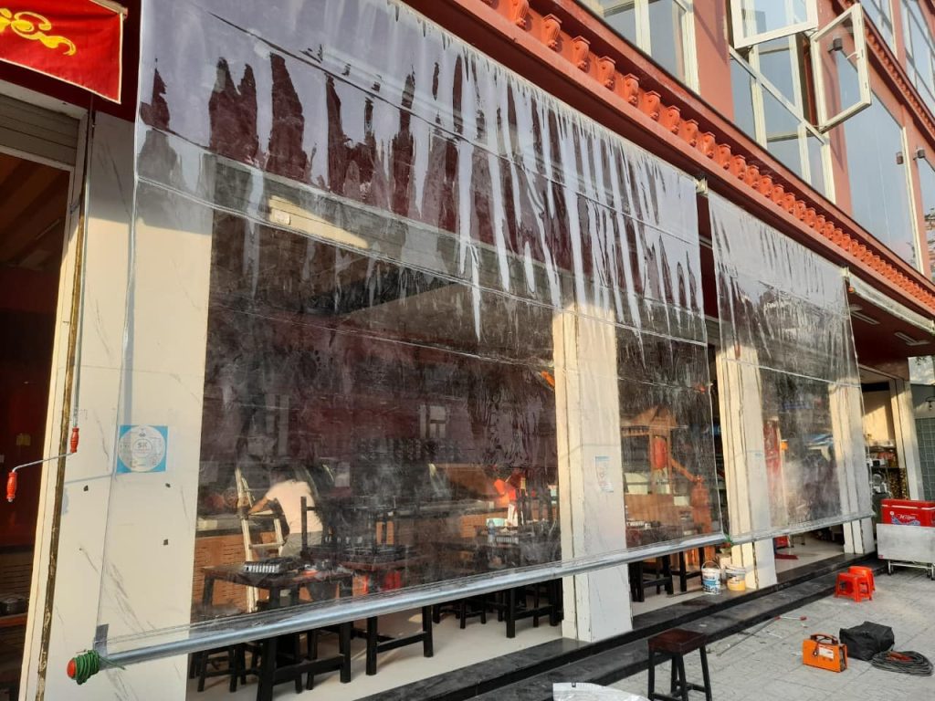 Bạt trong suốt che mưa tự cuốn