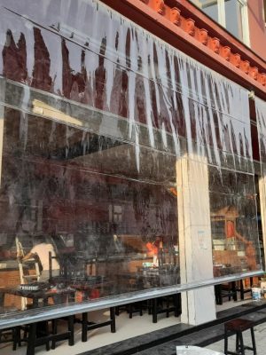 Bạt trong suốt che mưa tự cuốn