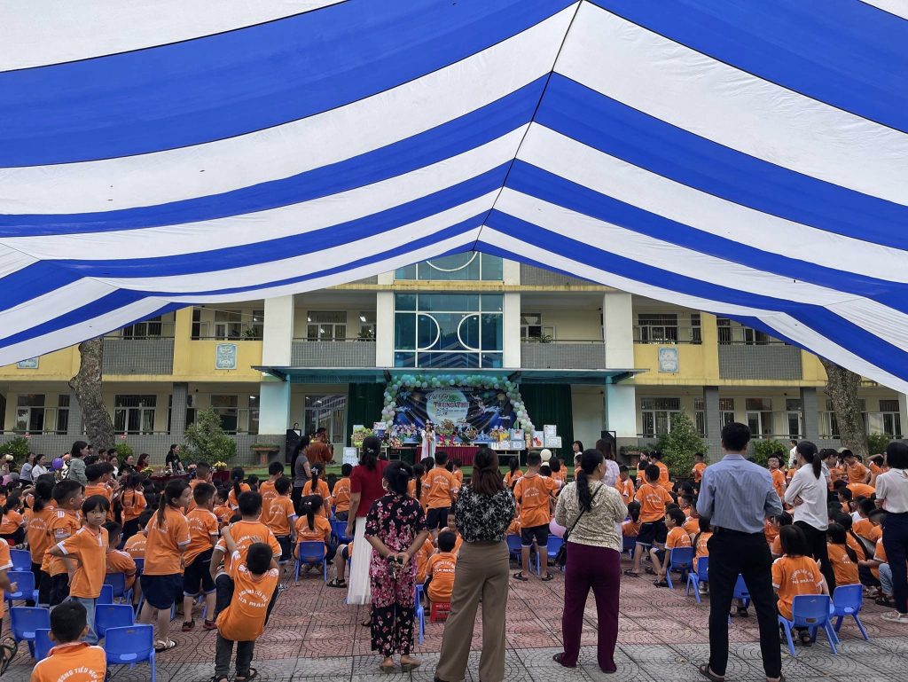 Dù che sự kiện sân trường treo cáp không trụ Dù che sự kiện sân trường treo cáp không trụ