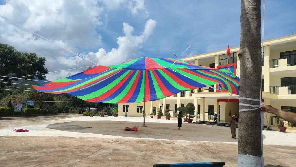 Dù tròn sự kiện đk 12m che nắng sân trường học