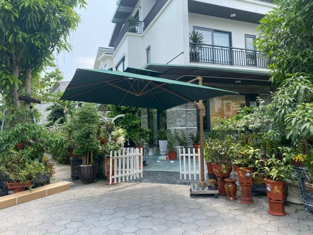 Ô dù lệch tâm che nắng sân vườn