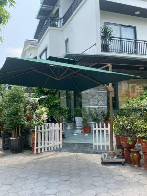 Ô dù lệch tâm che nắng sân vườn