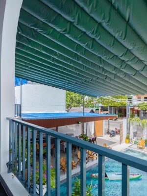 Bạt xếp lượn sóng che hồ bơi