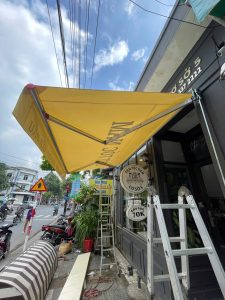 Bạt che nắng mưa tay quay ngoài trời