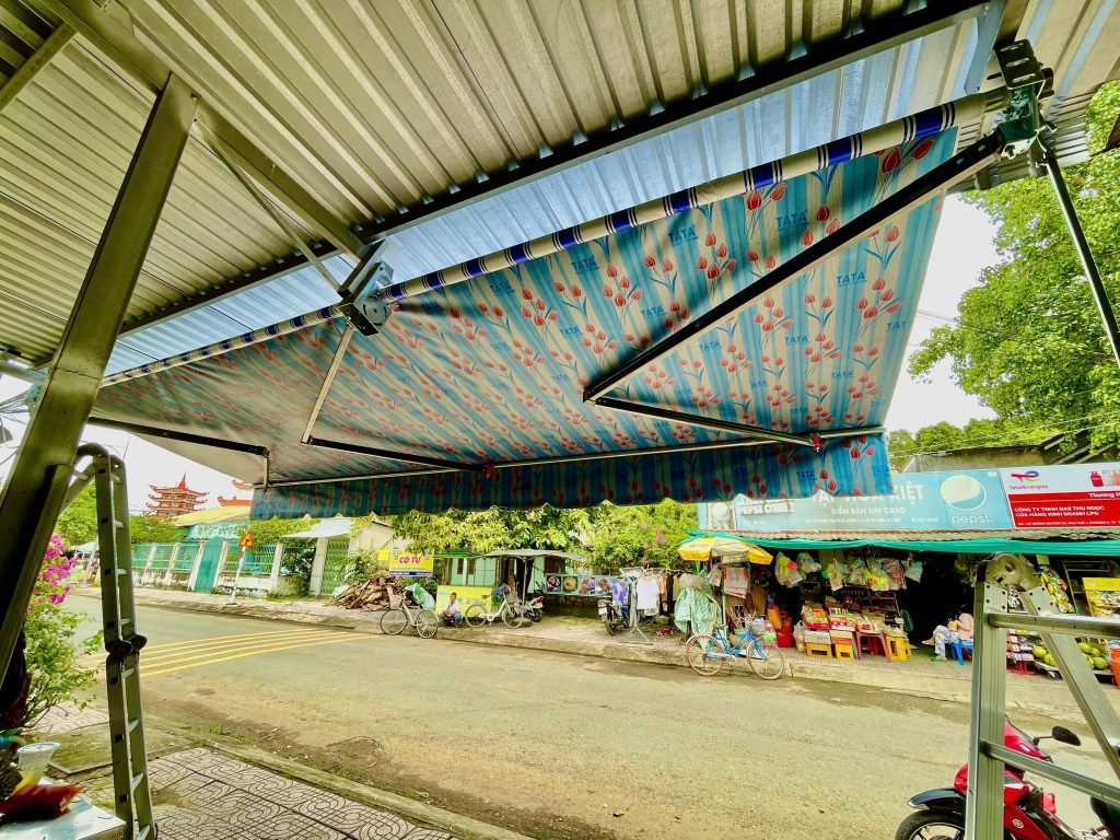 Bạt mái hiên di động che hiên quán ăn