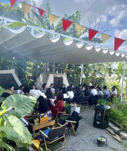 Bạt xếp lượn sóng che quán cafe