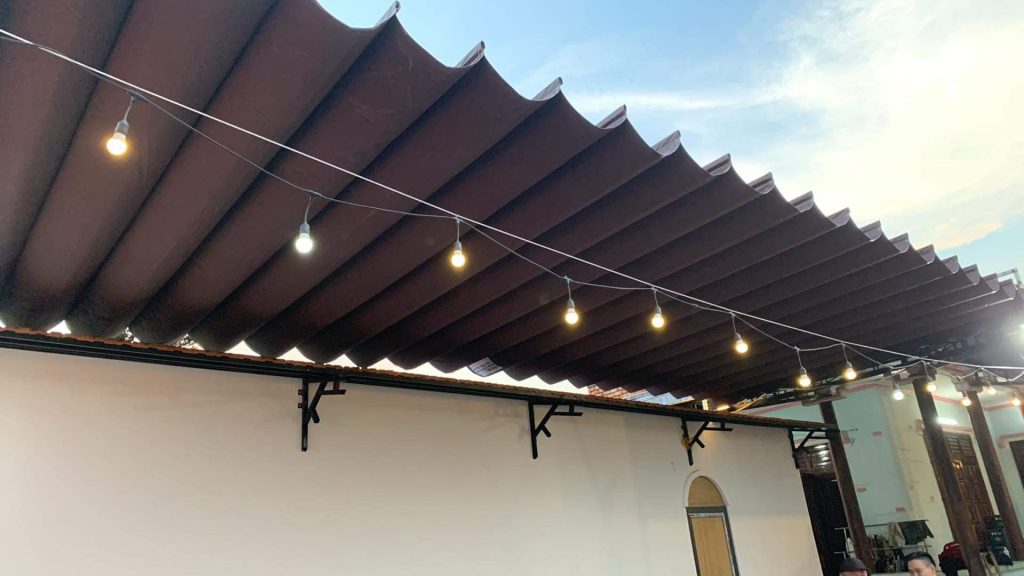 Mái che bạt xếp quán cafe sân vườn