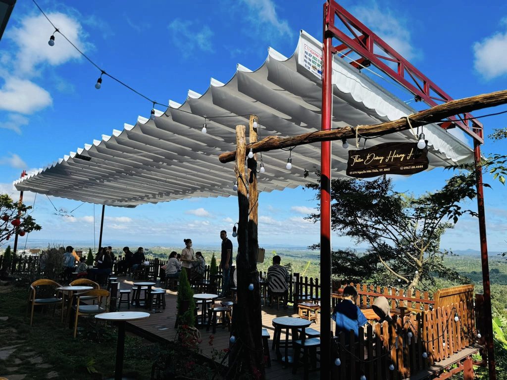 Mái che bạt xếp quán cafe sân vườn