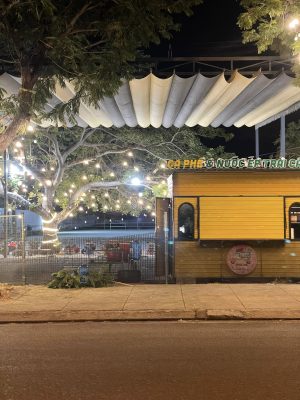 Bạt xếp lượn sóng che quán cafe