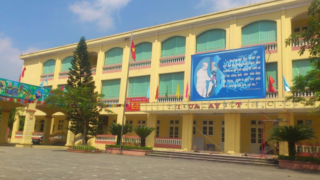 Bạt che nắng tực uốn ban công trường học